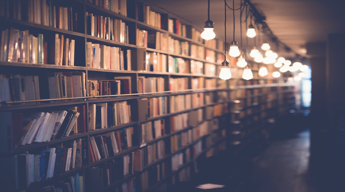 Libros iluminados por lámparas