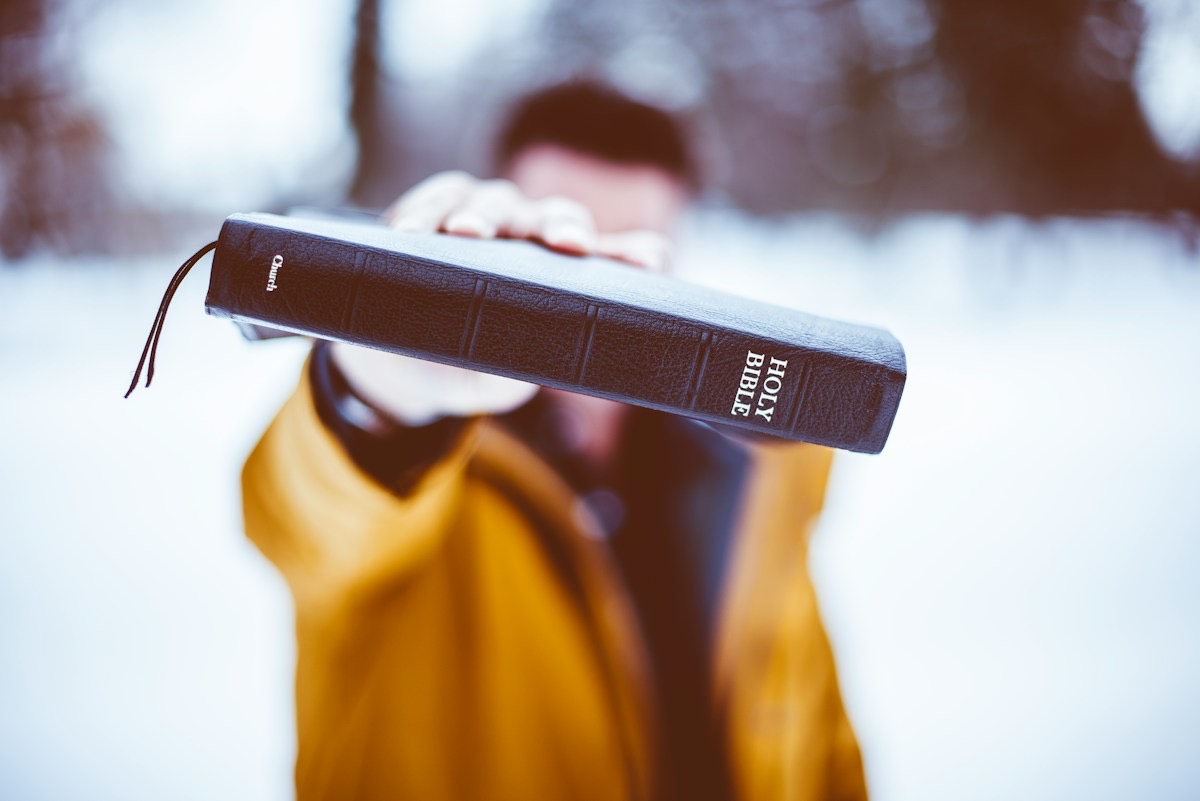 Hombre sosteniendo una Biblia