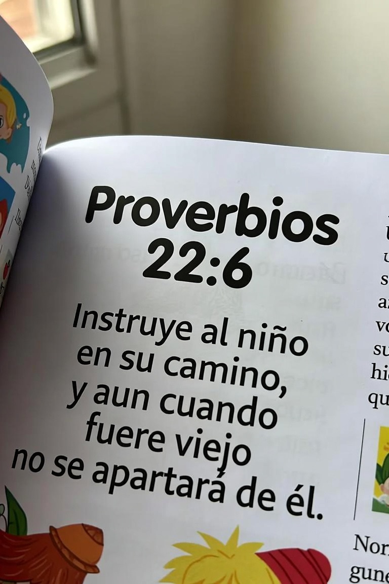 Biblia para niños abierta en Proverbios 22:6: Instruye al niño en su camino